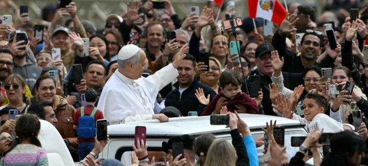 El papa León XIV saluda a la multitud durante la audiencia general semanal en la Plaza de San Pedro en el Vaticano el 6 de mayo de 2026.