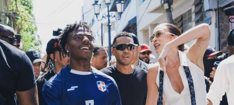 El popular streamer y youtuber estadounidense IShowSpeed durante un recorrido por distintos puntos de Santo Domingo junto al creador de contenido dominicano Santiago Matías (Alofoke). Ambos interactuaron con fanáticos y provocaron gran atención en la capital el miércoles 6 de mayo de 2026.