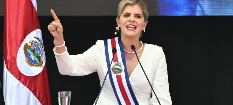 La nueva presidenta de Costa Rica, Laura Fernández, cuando pronunciaba su discurso de toma de posesión.