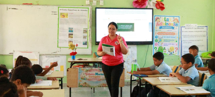 Maestra impartiendo docencia en un centro educativo del país.
