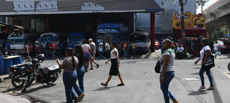Terminal de transporte público en la avenida Juan Pablo Duarte.