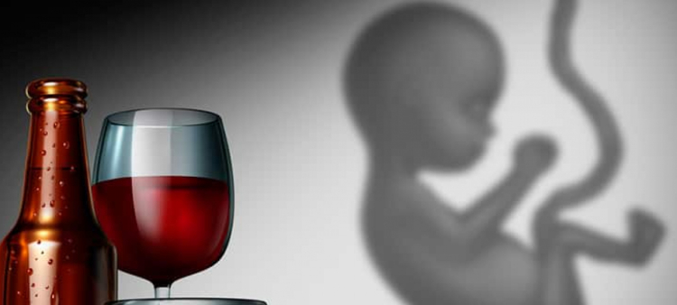 El Síndrome Alcohólico Fetal (SAF) se transmite a los bebés por el consumo de alcohol durante el embarazo.