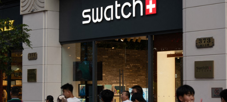 más de 200 personas hacían fila este viernes para hacerse con la próxima colaboración de Swatch