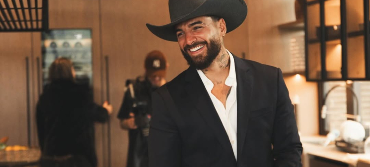 El cantante colombiano Maluma posa en su casa.
