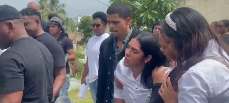 Familiares de Esmeralda Moronta velan sus restos en el Cementerio