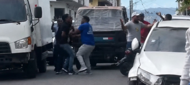 Trifulca en Moca por accidente de tránsito.