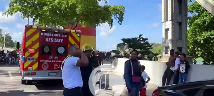 Miembros de la Dirección Central de Investigación (Dicrim) de la Policía Nacional arrestaron este viernes a un hombre que se atrincheró en la estructura del puente Juan Pablo Duarte.<br /><br />https://listindiario.com/la-republica/ciudad/20260515/detienen-hombre-atrincherado-puente-juan-bosch_905876.html