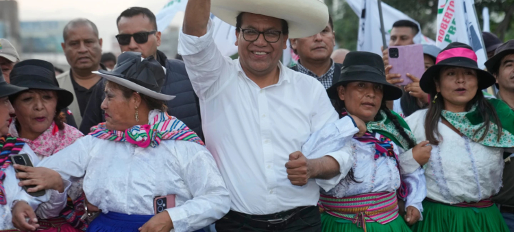 El candidato presidencial Roberto Sánchez, del partido Juntos por el Perú, llega para reunirse con simpatizantes en Huaycán.