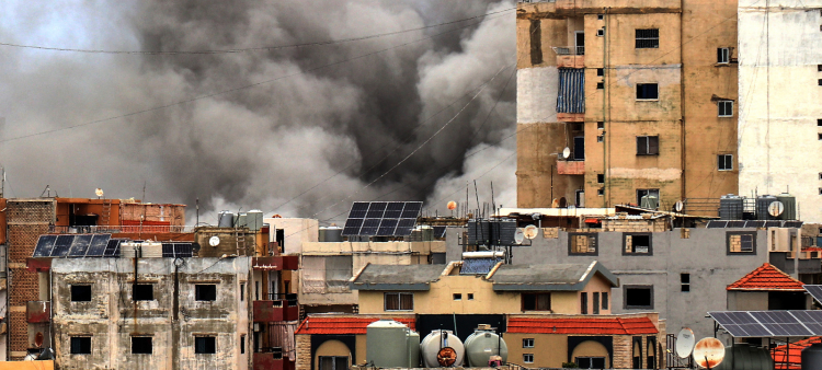 El humo se eleva tras los edificios tras un ataque aéreo israelí en la ciudad sureña de Tiro el 15 de mayo de 2026.