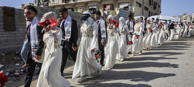 Novios palestinos se reúnen durante una boda colectiva organizada por la Fundación Turca de Ayuda Humanitaria (IHH) en la ciudad de Gaza el 11 de mayo de 2026