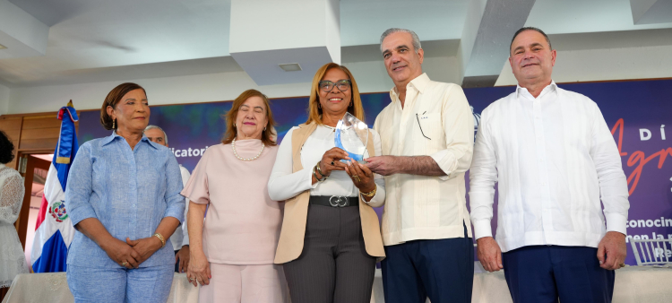 El presidente Luis Abinader, y el ministro de Agricultura, Francisco Oliverio Espaillat Bencosme, entregan un reconocimiento en el Día del Agricutor.