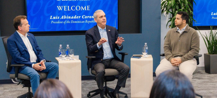 Abinader participa en encuentro con estudiantes dominicanos de Universidad Internacional de Florida
