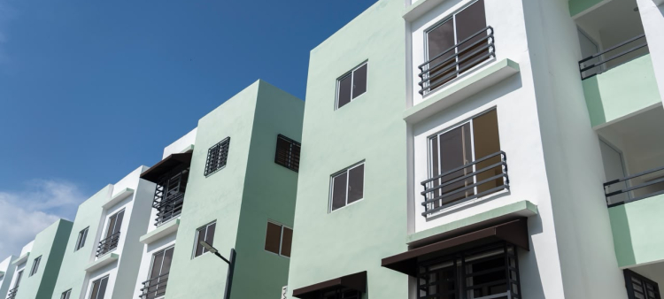 Entrega de apartamentos por medio del Ministerio de Vivienda, Hábitat y Edificaciones (MIVHED).