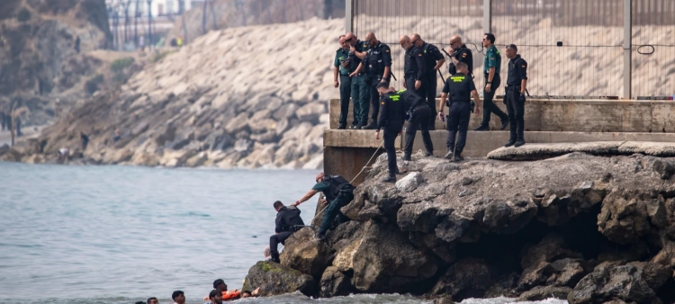 Migrantes tratan de cruzar hacia el enclave español de Ceuta en Marruecos, el 30 de julio de 2026.