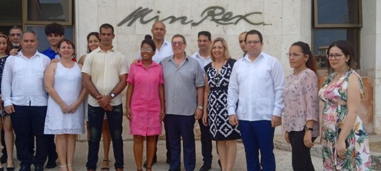 Diplomáticos cubanos expulsados de RD llegan a su país y hablan de “artimaña imperialista”