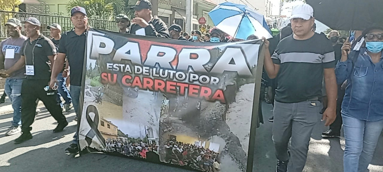 En Parra, una comunidad en Ocoa reclama terminación de su carretera.
