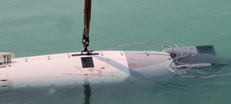 Esta imagen muestra lo que la Armada de Irán y la televisión estatal describieron como un dron submarino militar estadounidense capturado en la entrada del Estrecho de Ormuz, el martes 8 de septiembre de 2026.