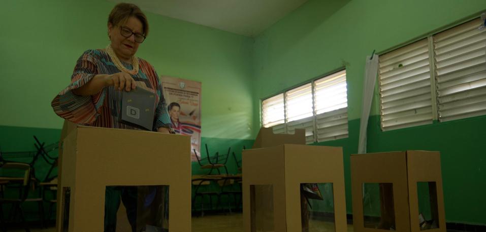 Proceso de votación ordenado en las primeras horas de este domingo en el Gran Santo Domingo. En la imagen, la ingeniera Gloria Ceballos, directora de la Oficina Nacional de Meteorología ejerce su derecho al voto