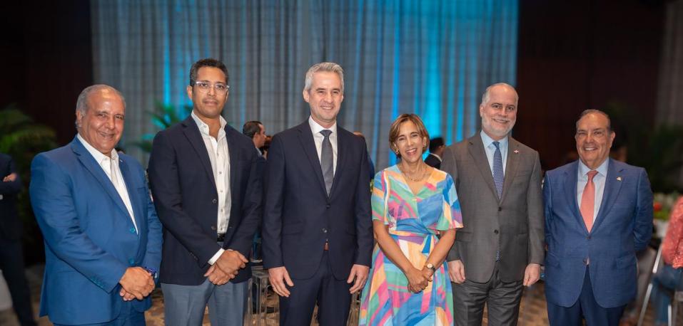 Ricardo Canalda, Smeldy Ramírez, Miguel Baruzze, Mercedes Canalda de Beras-Goico, Alejandro Fernández y José Antonio Colomer.