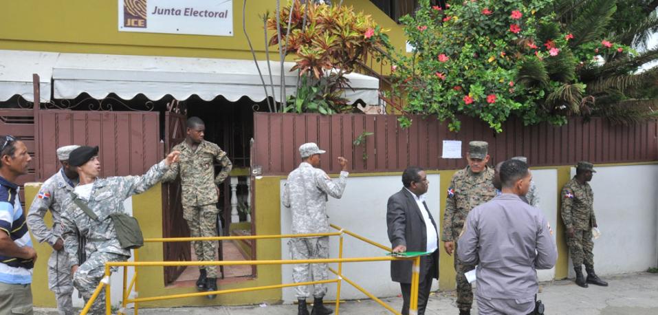 Votos. La Junta Electoral de Santo Domingo Oeste sigue militarizada, mientras ayer se tuvo que habilitar el conteo para hoy y mañana.
