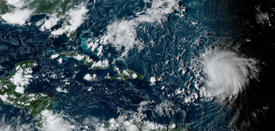 Esta imagen satelital, difundida por la Oficina Nacional de Administración Oceánica y Atmosférica de Estados Unidos (NOAA, por sus siglas en inglés), muestra al huracán Lee, a la derecha, el viernes 8 de septiembre de 2023 a su paso por el Océano Atlántico.