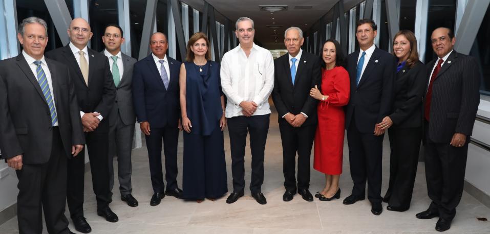 El presidente de la República, Luis Abinader, junto a la vicepresidente Raquel Peña y los ejecutivos del HHWC.