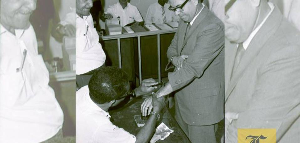 El candidato Alfonso Moreno Martinez cuando le rasuraban la mano tras ejercer su voto en las elecciones de 1970