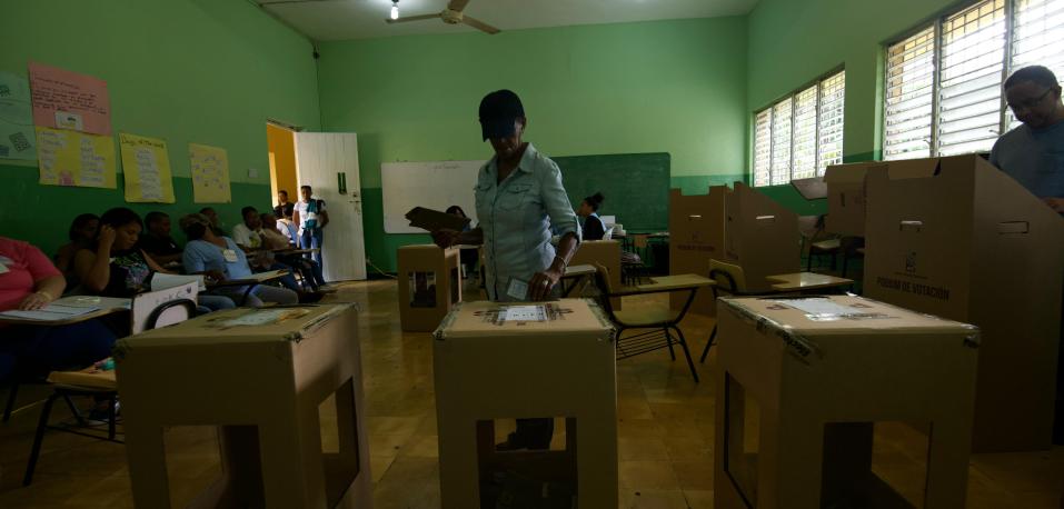 Fotografía muestra electora depositando su voto a primera hora de la mañana.