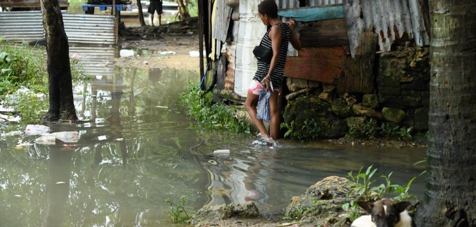 Las personas alojadas en las orillas del Río Isabela esperan recibir la menor cantidad de daños posibles por Melissa.