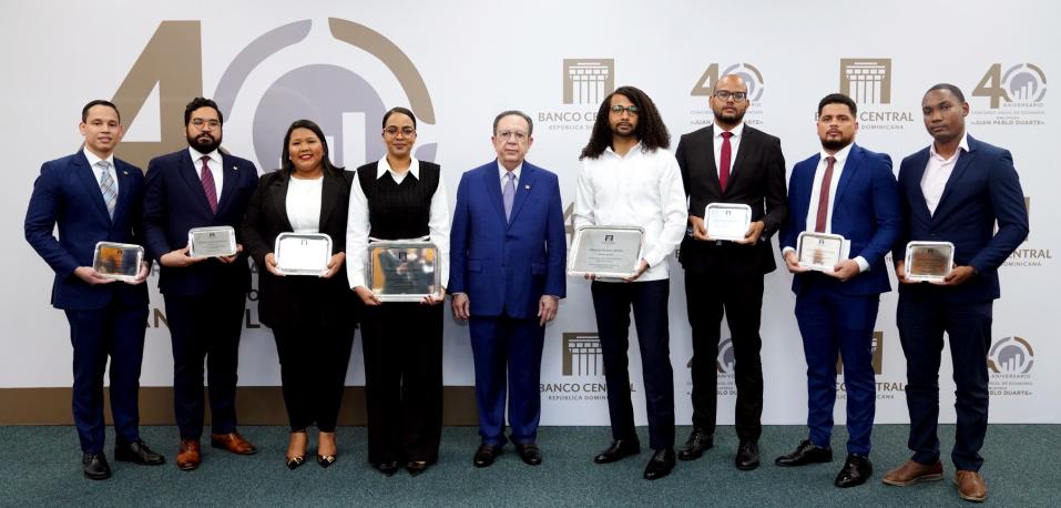 Héctor Valdez Albizu, junto a los galardonados