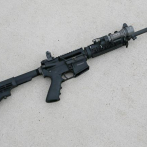 Empresa de techados de Florida regala un pavo y rifle AR-15 al que contrate sus servicios