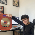 Músico dominicano con discapacidad, Max Borghetti, recibe disco de oro por 