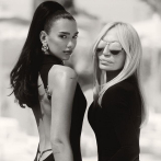 Dua Lipa y Donatella Versace diseñan juntas una colección para el verano