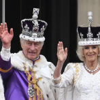 El rey Carlos III saluda desde el balcón de Buckingham sin su hijo Enrique
