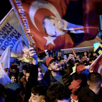 Erdogan lidera comicios, pero habrá balotaje