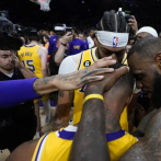LeBron James desafía el tiempo y se encamina a otra finales de conferencia con los Lakers