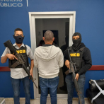 Se entrega a las autoridades hombre vinculado al decomiso de 243 paquetes de drogas en Río San Juan