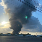 Unidades del Cuerpo de Bomberos tratan de sofocar fuerte incendio próximo a Base Aérea de San Isidro