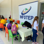 En busca de oportunidades laborales jóvenes asisten a feria de empleo de Infotep