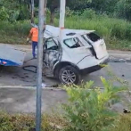 Mueren 3 jóvenes al estrellarse vehículo con un poste de luz en la entrada de Santana, en Nizao