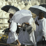 Musulmanes desafían el calor para participar en un ritual del haj