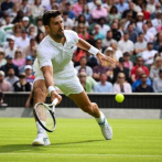 Djokovic seca la cancha con su toalla y luego triunfa en Wimbledon