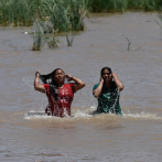 El calor lleva a familias mexicanas a bañarse en el río Bravo
