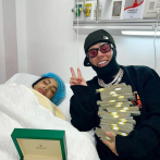 Tekashi sorprende a Yailin en el hospital con miles de dólares como regalo de cumpleaños