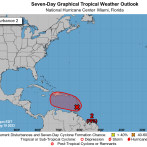 Centro Nacional de Huracanes vigila el fenómeno AL90; podría convertirse en depresión tropical