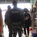 Policía cierra tiendas chinas laboraban a pesar de disposición gubernamental en Puerto Plata