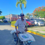 Con 55 años ganándose la vida en su bici repartiendo periódicos, Don Chicho hoy clama por una pensión solidaria