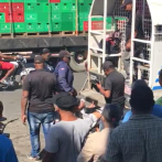 Dominicanos presionan para haitiana no sea montada en camión de Control Migratorio