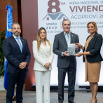 Presidente Luis Abinader recibe libro ‘Bienes Raíces en RD, Guía Práctica’