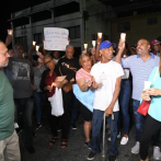 Protestan con velas y pancartas frente a fiscalía los afectados por imputados en Operación Nido